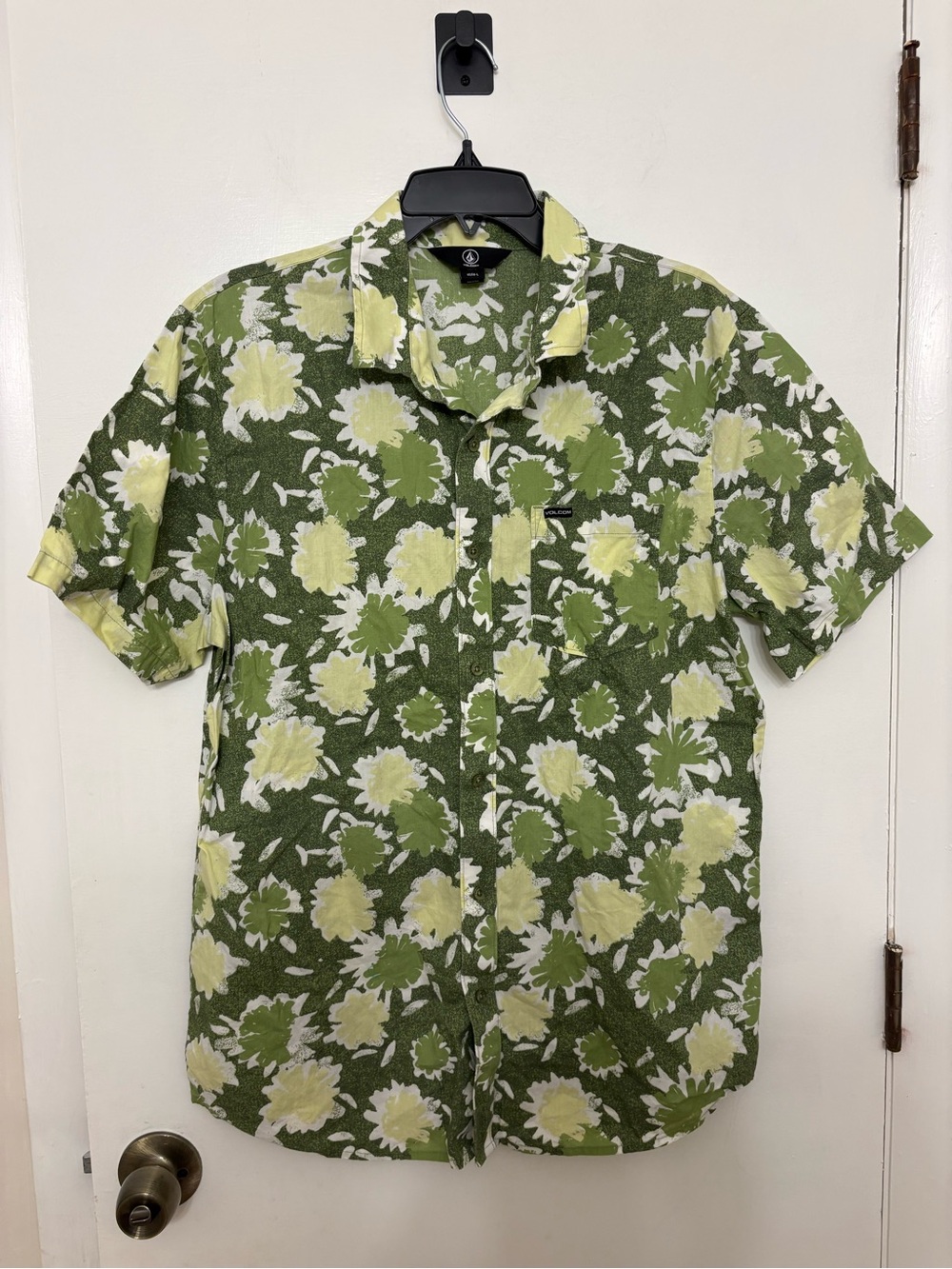 Volcom Short Sleeve Button Down Shirt Large Green Yellow Floral Skate Surf A0402